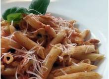 Pikante Pasta mit Salami (Pasta al sugo piccante con salame) Pikante Pasta mit Salami (Pasta al sugo piccante con salame)