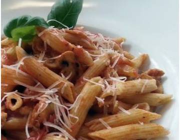 Pikante Pasta mit Salami (Pasta al sugo piccante con salame) Pikante Pasta mit Salami (Pasta al sugo piccante con salame)