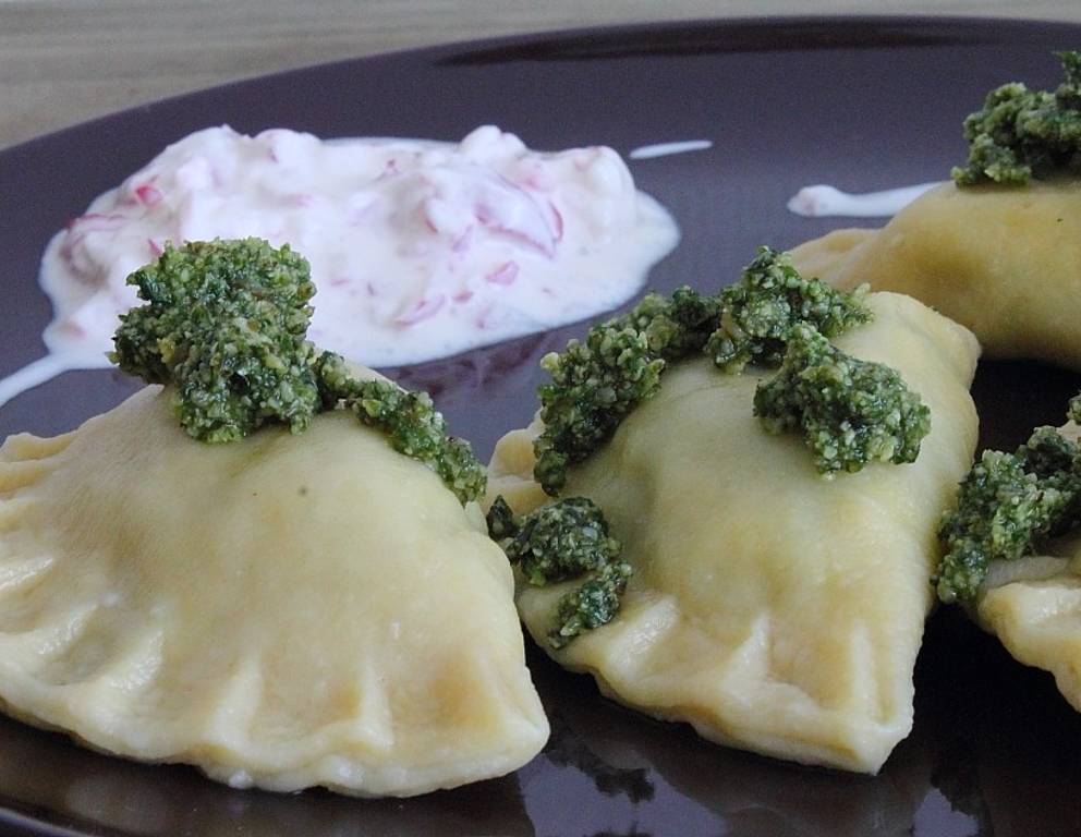 Teigtaschen mit Spinat-Schafskäse-Füllung Teigtaschen mit Spinat-Schafskäse-Füllung