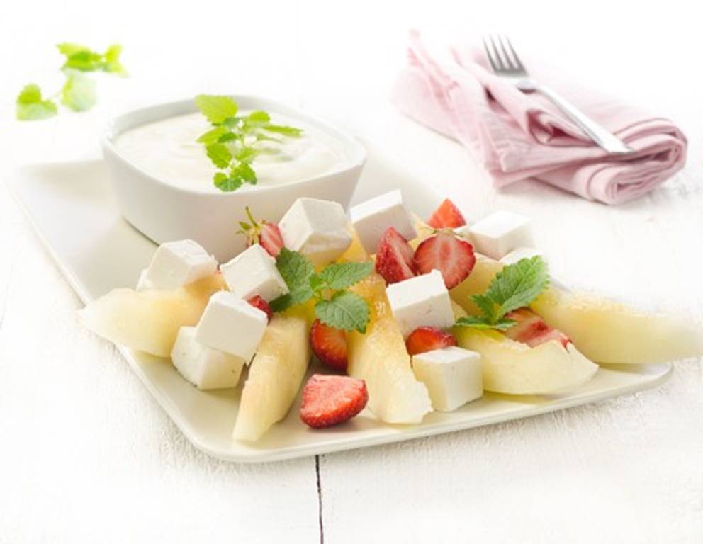 Käseplatte mit Melone, Erdbeeren und Minzecreme Käseplatte mit Melone, Erdbeeren und Minzecreme
