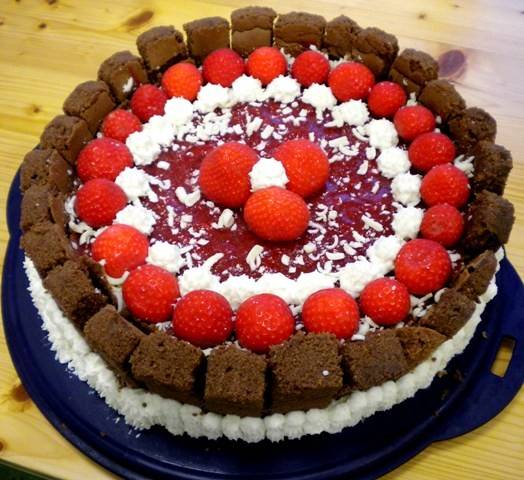 Weiße Schoko-Erdbeer Torte