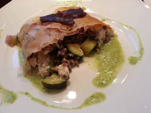 Zucchini-Hack-Strudel mit Feta