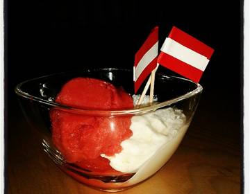 Erdbeereis-Mousse mit Rosé Erdbeereis-Mousse mit Rosé