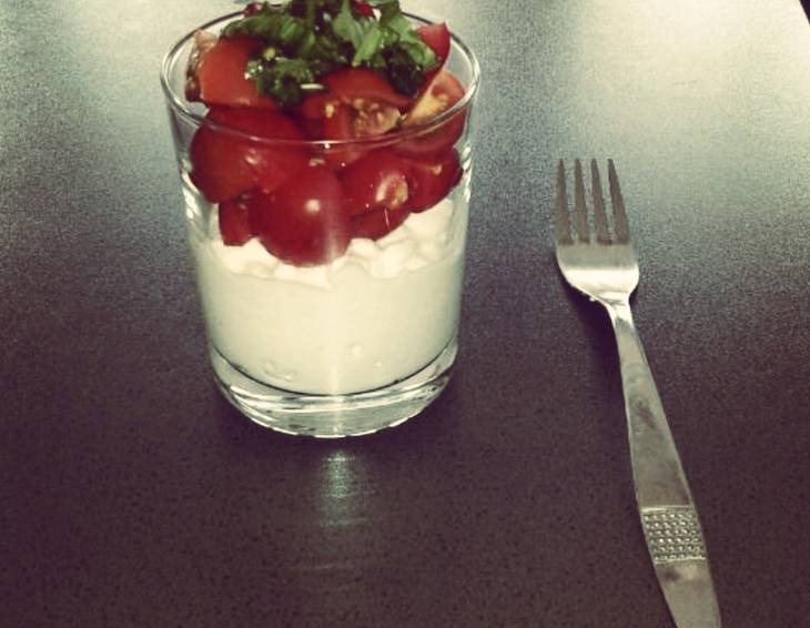 Cocktailtomaten-Salat auf Cottage Cheese im Glas