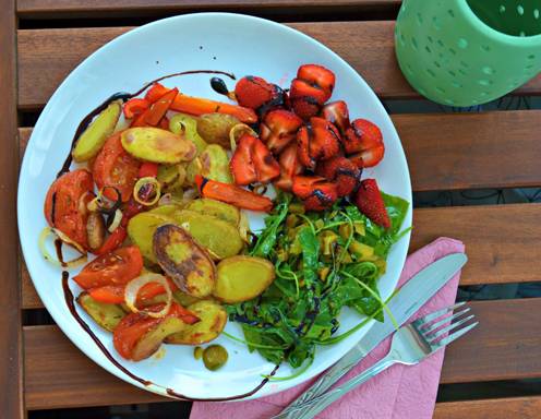 Ofengemüse mit Pestosalat und Balsamico-Erdbeeren Rezept - ichkoche.de Ofengemüse mit Pestosalat und Balsamico-Erdbeeren Rezept - ichkoche.de