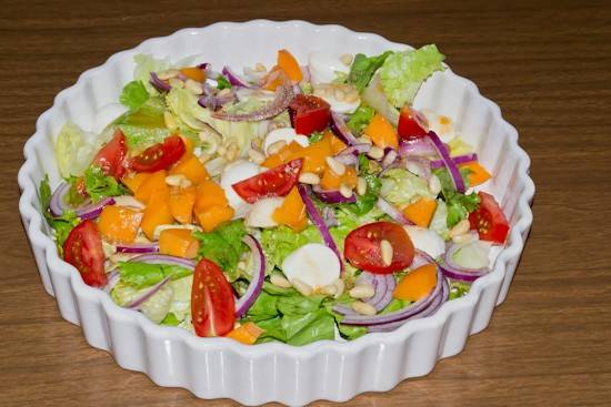 Sommersalat mit Marillenvinaigrette