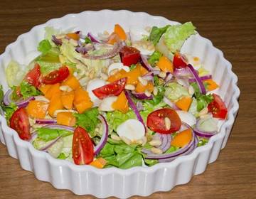 Sommersalat mit Marillenvinaigrette Sommersalat mit Marillenvinaigrette