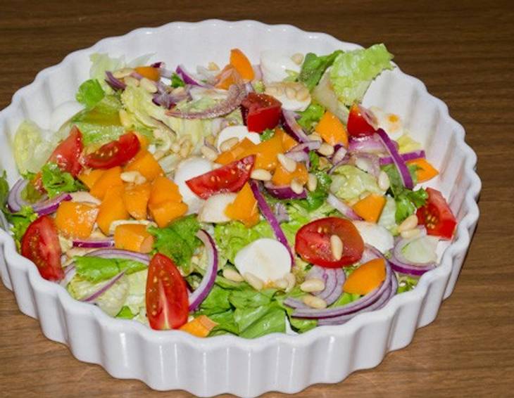 Sommersalat mit Marillenvinaigrette