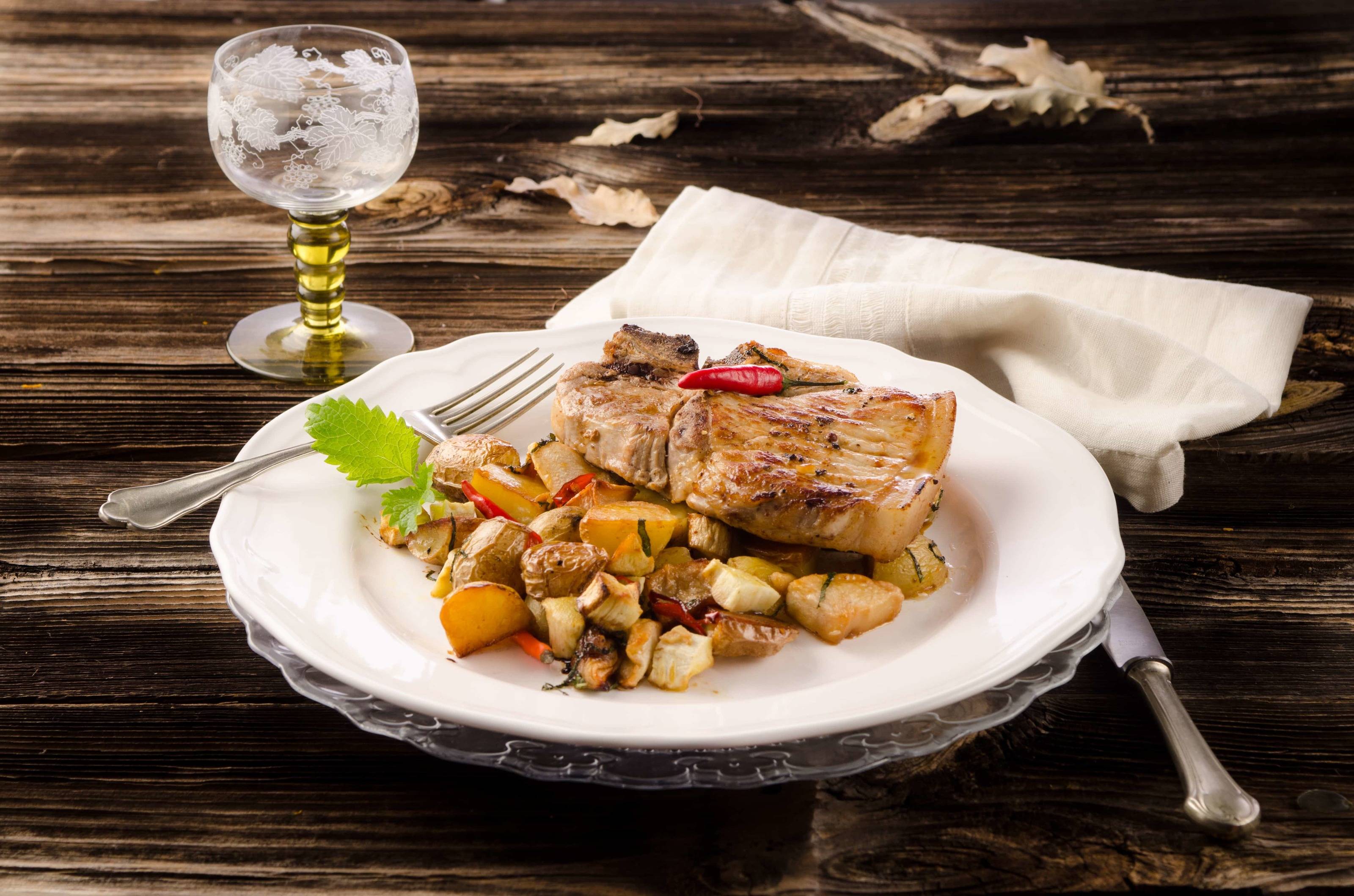 Schweinskotelett mit pikantem Apfel-Pastinaken-Gemüse