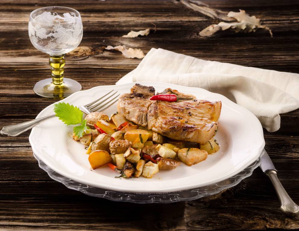 Schweinskotelett mit pikantem Apfel-Pastinaken-Gemüse Schweinskotelett mit pikantem Apfel-Pastinaken-Gemüse