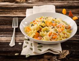 Überbackene Krautfleckerln mit Kürbiskernen Überbackene Krautfleckerln mit Kürbiskernen