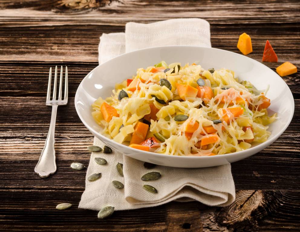 Überbackene Krautfleckerln mit Kürbiskernen Überbackene Krautfleckerln mit Kürbiskernen