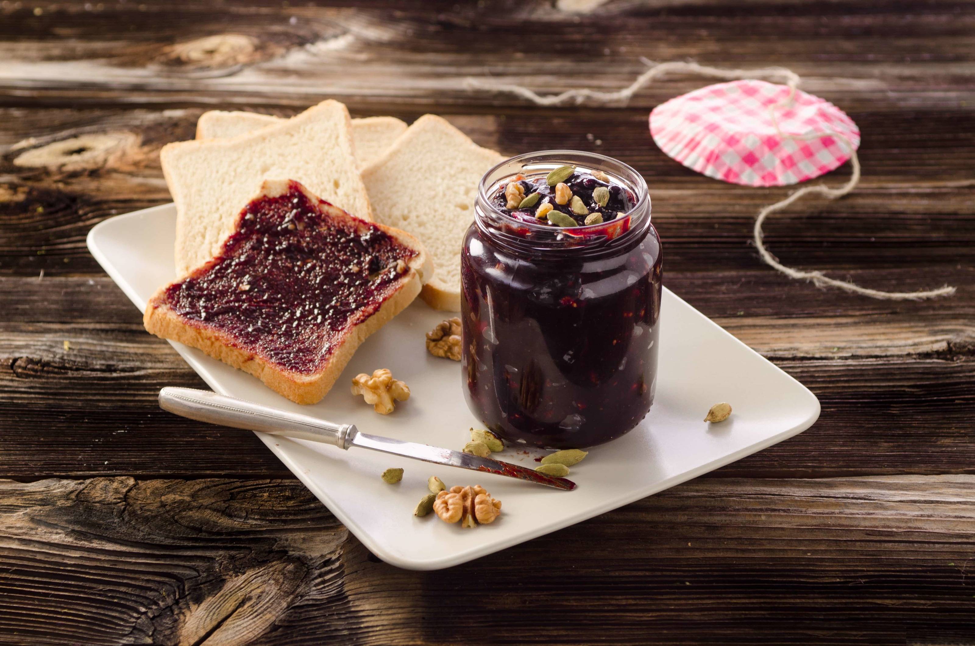 Zwetschken-Marmelade mit Kardamom und Walnüssen