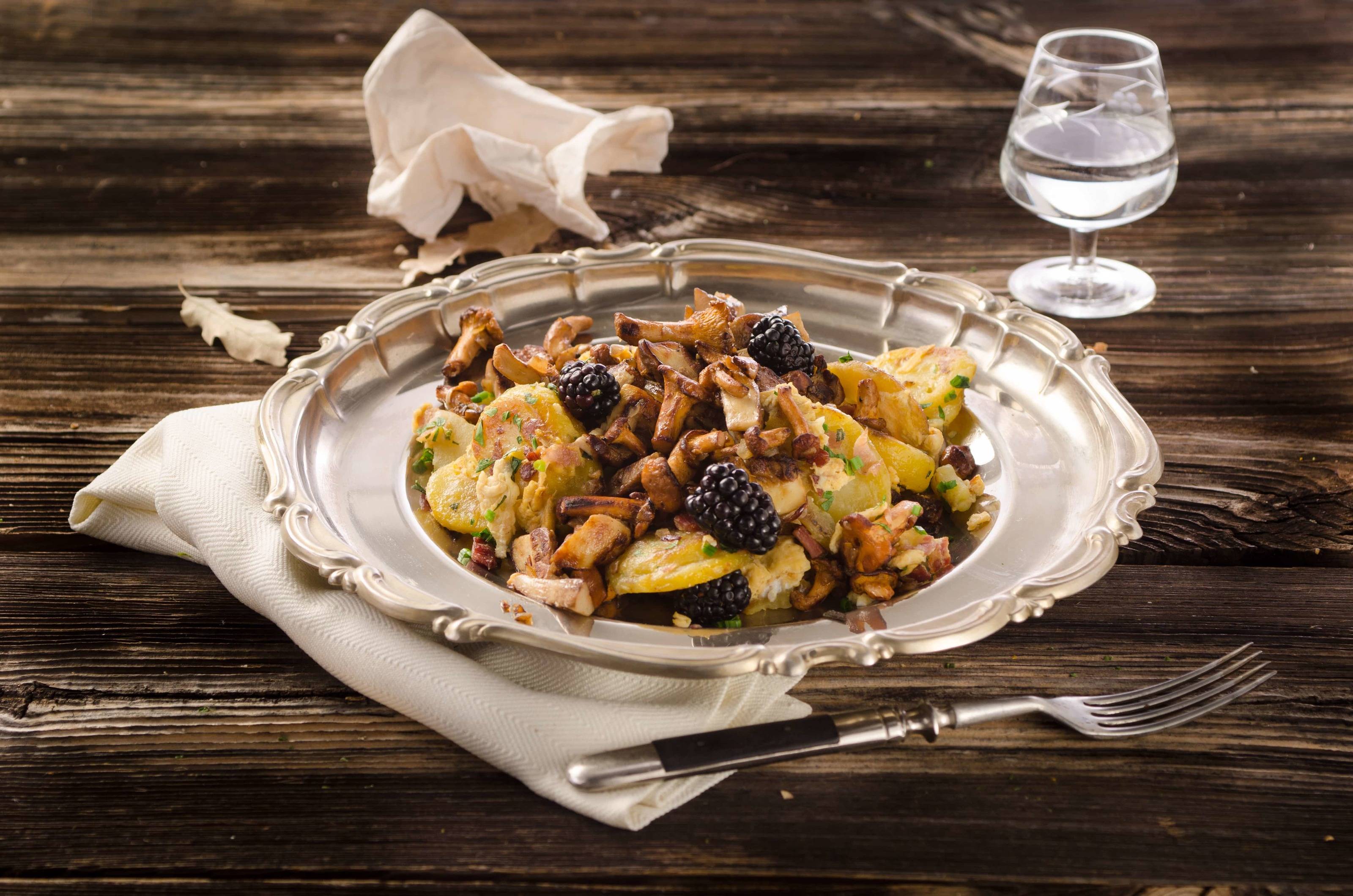 Gröstl mit Eierschwammerln und Brombeeren