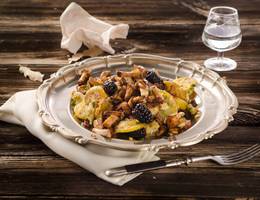 Gröstl mit Eierschwammerln und Brombeeren Gröstl mit Eierschwammerln und Brombeeren