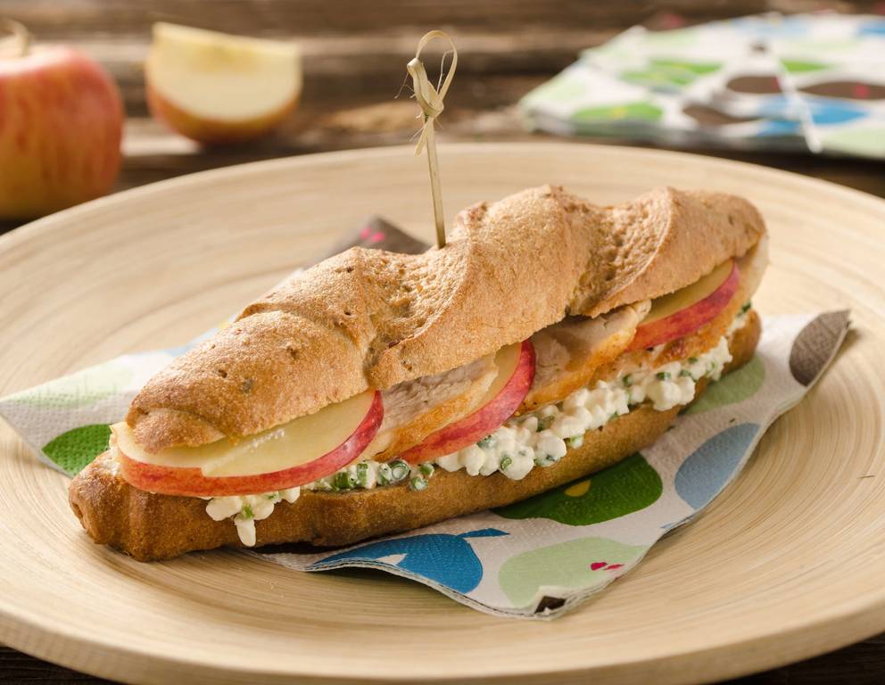 Kornspitz mit Hüttenkäse, Hendl und Apfel Kornspitz mit Hüttenkäse, Hendl und Apfel