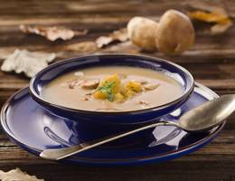 Steinpilzcremesuppe mit Majorancroûtons Steinpilzcremesuppe mit Majorancroûtons