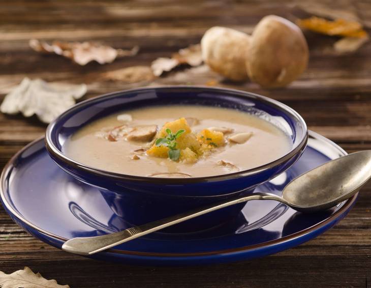 Steinpilzcremesuppe mit Majorancroûtons Steinpilzcremesuppe mit Majorancroûtons