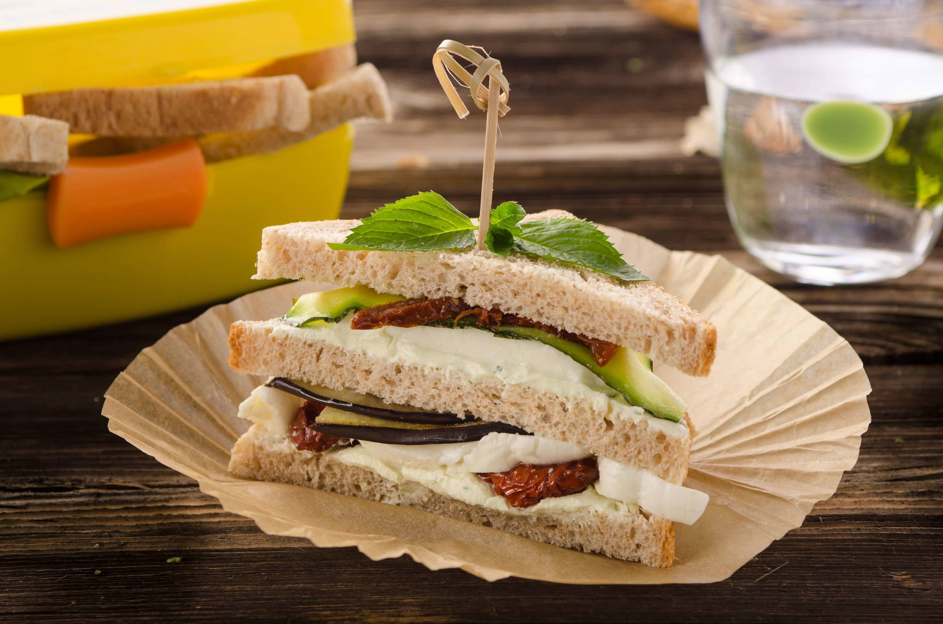 Vollkorntoast mit Basilikumpesto und Gemüse