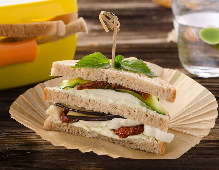 Vollkorntoast mit Basilikumpesto und Gemüse Vollkorntoast mit Basilikumpesto und Gemüse