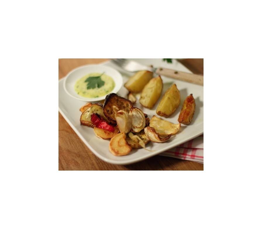 Gebackenes Ofengemüse mit Rosmarinkartoffeln und Petersilien-Aioli