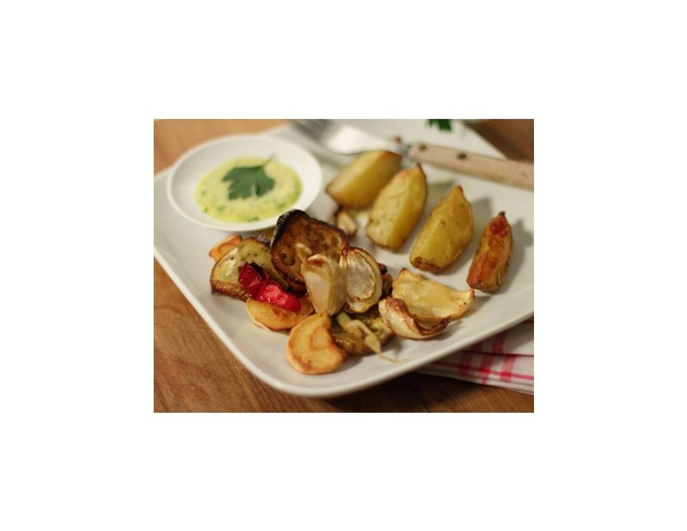 Gebackenes Ofengemüse mit Rosmarinkartoffeln und Petersilien-Aioli Gebackenes Ofengemüse mit Rosmarinkartoffeln und Petersilien-Aioli