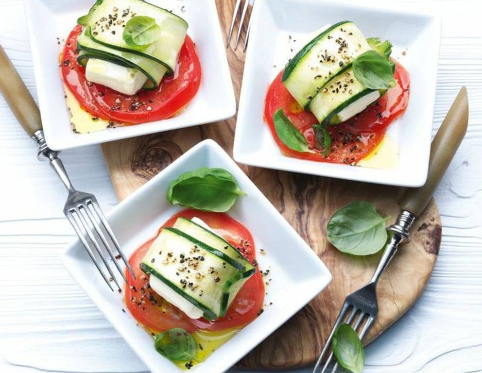Schafskäse im Zucchinimantel aus dem Dampfgarer Schafskäse im Zucchinimantel aus dem Dampfgarer