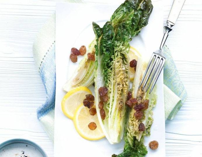 Gedämpfter Römersalat mit Zitrone