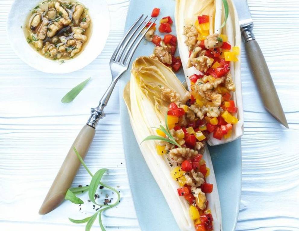 Chicorée mit Walnuss-Vinaigrette aus dem Dampfgarer Chicorée mit Walnuss-Vinaigrette aus dem Dampfgarer
