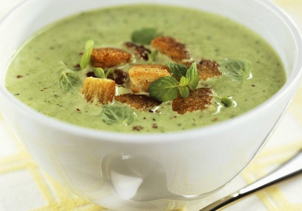 Kräuterschaumsüppchen mit Knoblauchcroutons Rezept - ichkoche.ch