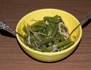 Fisolensalat auf steirische Art Fisolensalat auf steirische Art