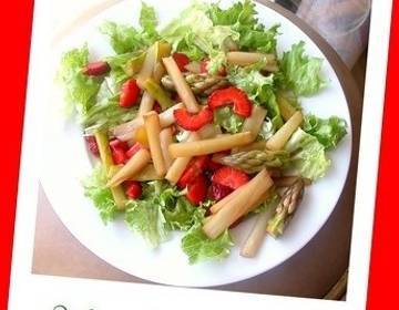 Spargelsalat mit Erdbeeren Spargelsalat mit Erdbeeren