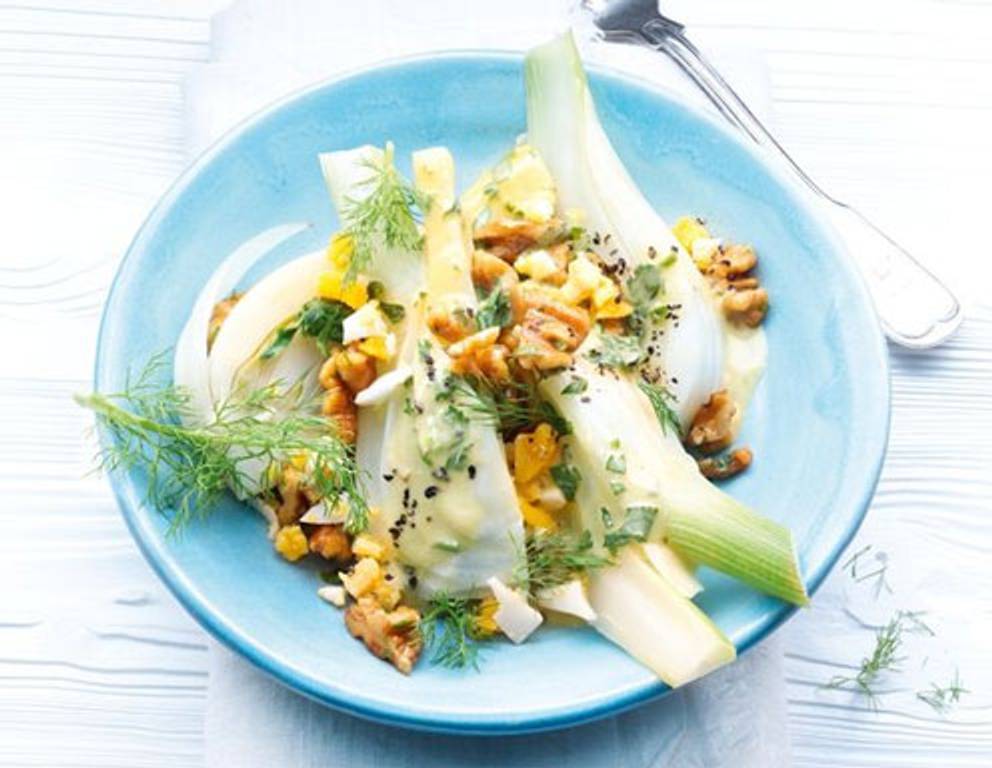 Fenchel mit Walnuss-Vinaigrette aus dem Dampfgarer Fenchel mit Walnuss-Vinaigrette aus dem Dampfgarer