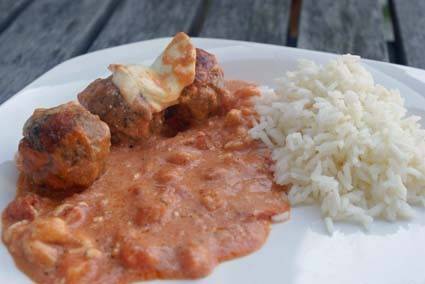 Überbackene Fleischbällchen in Tomatenrahmsauce