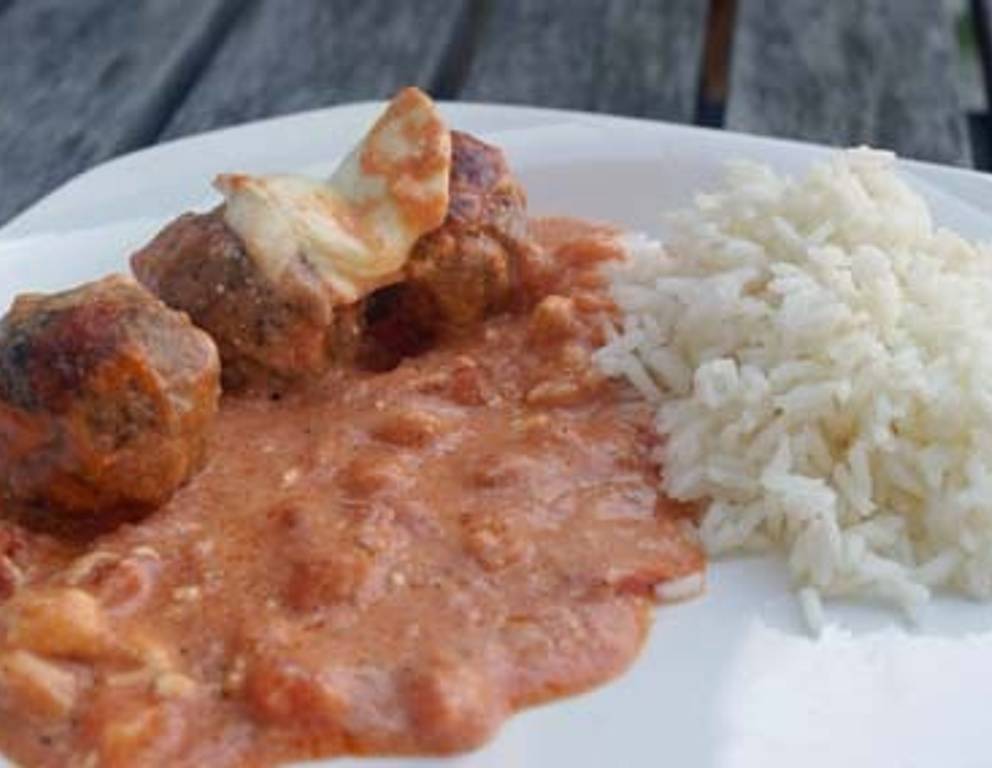 Überbackene Fleischbällchen in Tomatenrahmsauce Überbackene Fleischbällchen in Tomatenrahmsauce