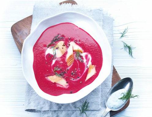 Rote Rüben Suppe mit Räucherforelle aus dem Dampfgarer