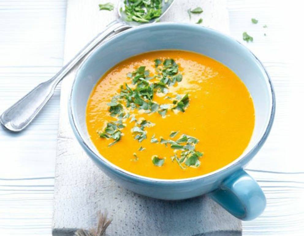 Karottencremesuppe mit Sauerrahm aus dem Dampfgarer Karottencremesuppe mit Sauerrahm aus dem Dampfgarer