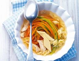Hühnersuppe mit Eierstich aus dem Dampfgarer Hühnersuppe mit Eierstich aus dem Dampfgarer