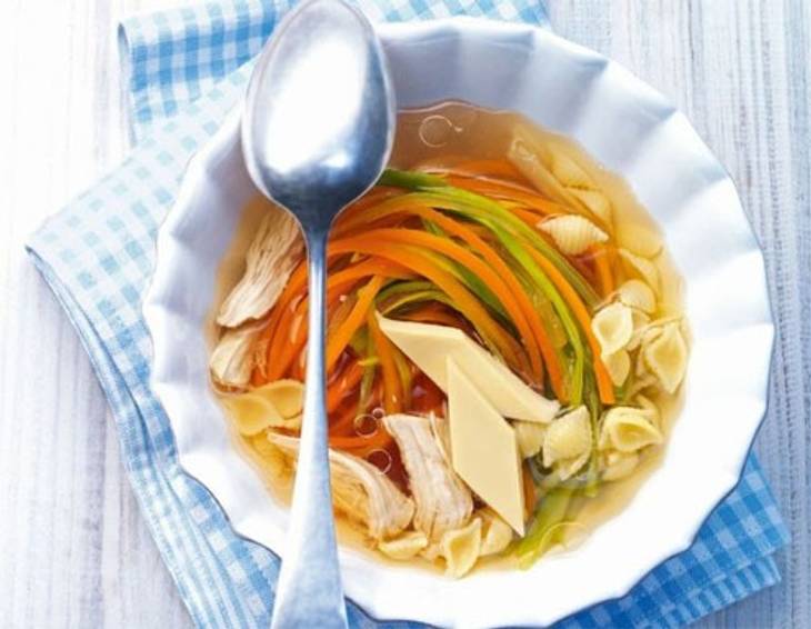 Hühnersuppe mit Eierstich aus dem Dampfgarer Hühnersuppe mit Eierstich aus dem Dampfgarer