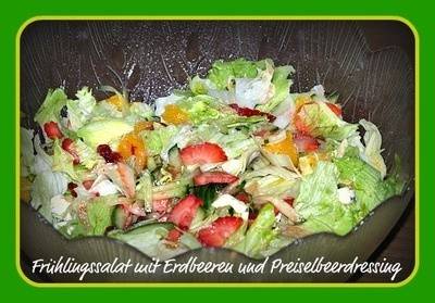 Frühlingssalat mit Erdbeeren und Preiselbeerdressing Rezept - ichkoche.de