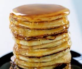 Pancakes mit Ahornsirup