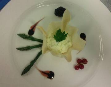 Pikantes Topfenmousse im Strudelkörbchen Pikantes Topfenmousse im Strudelkörbchen