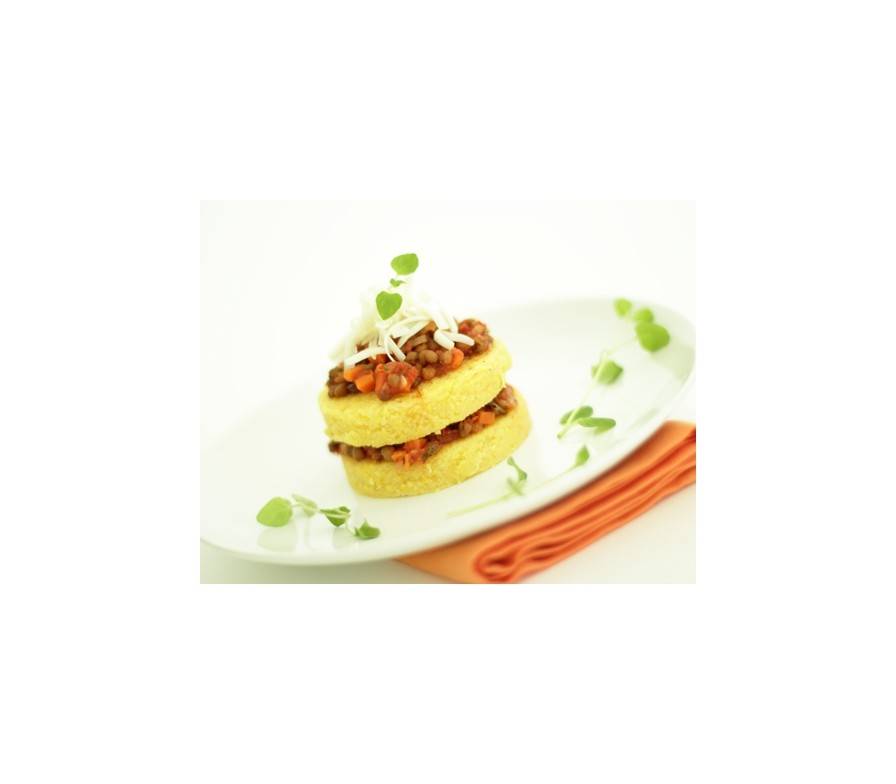 Polentatürmchen mit Linsen Bolognese