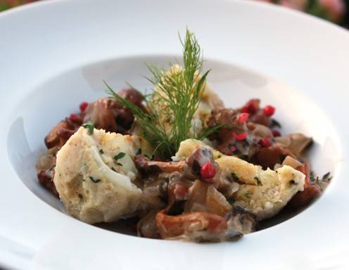 Eierschwammerl in Uhudler-Sauce mit Semmelknödel