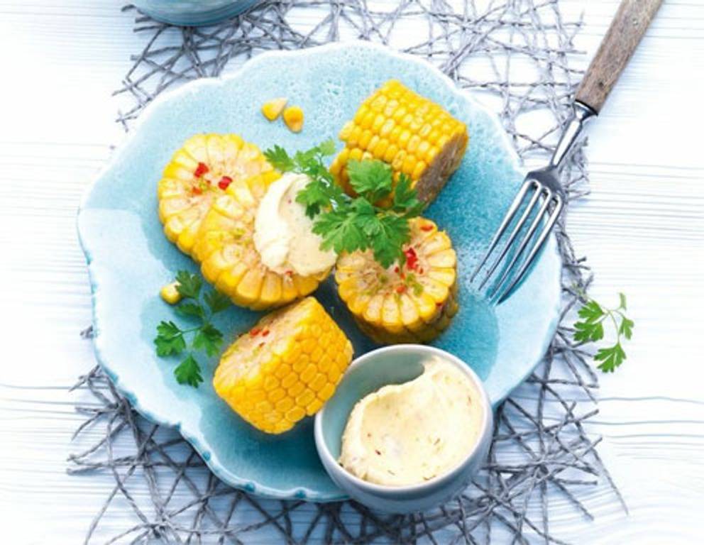 Gedämpfte Maiskolben mit Tomatensalsa aus dem Dampfgarer Gedämpfte Maiskolben mit Tomatensalsa aus dem Dampfgarer