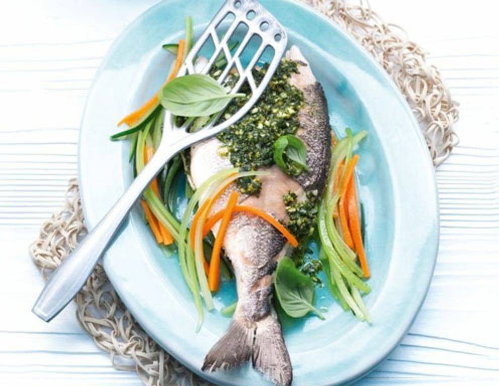 Gedämpfte Dorade auf Gemüsebett aus dem Dampfgarer Gedämpfte Dorade auf Gemüsebett aus dem Dampfgarer