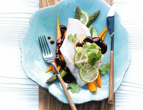 Seelachs auf asiatischem Frühlingsgemüse