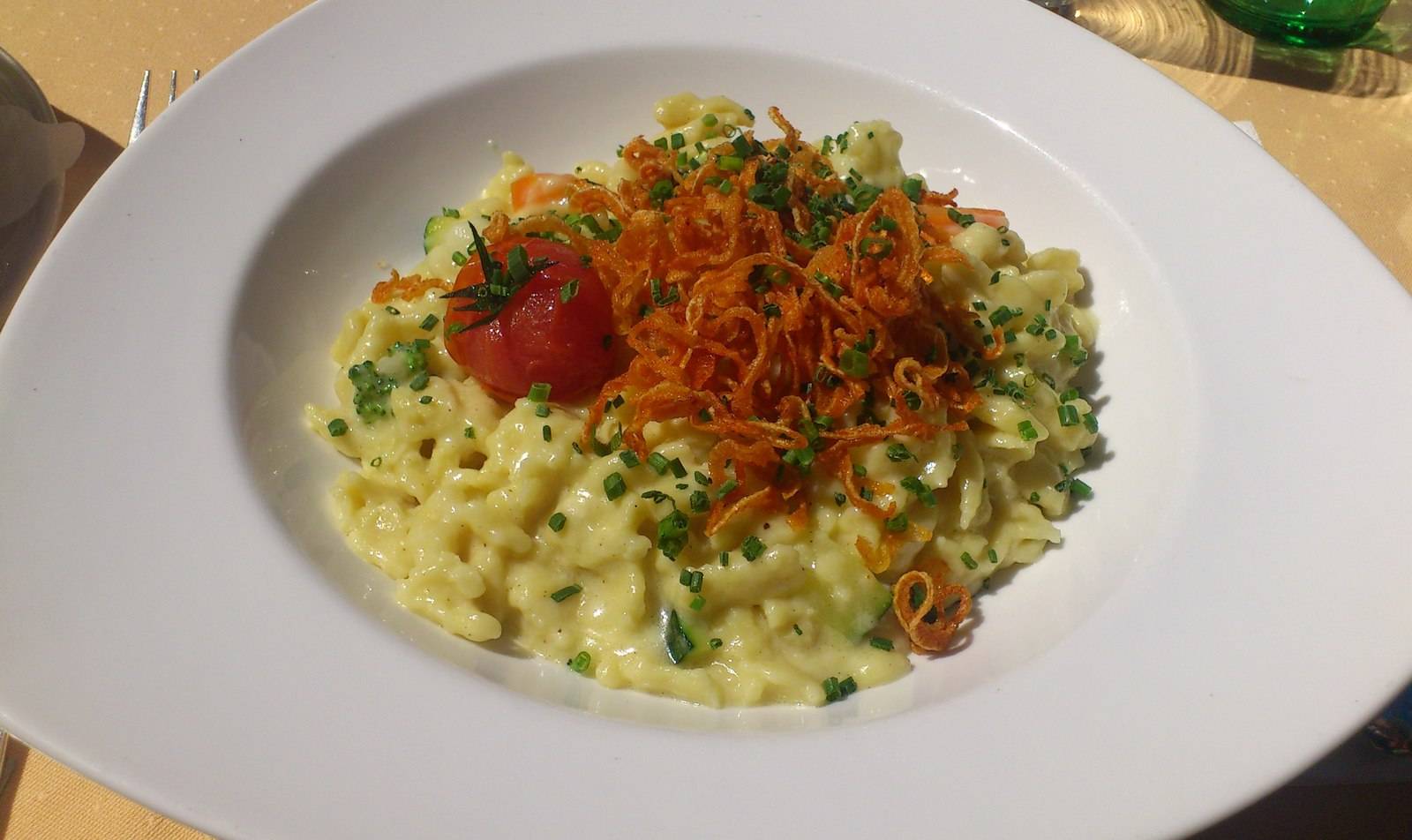 Gemüse-Käsespätzle mit Röstzwiebel Rezept - ichkoche