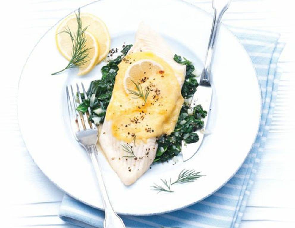 Schollenfiletröllchen in pikantem Sud aus dem Dampfgarer Schollenfiletröllchen in pikantem Sud aus dem Dampfgarer