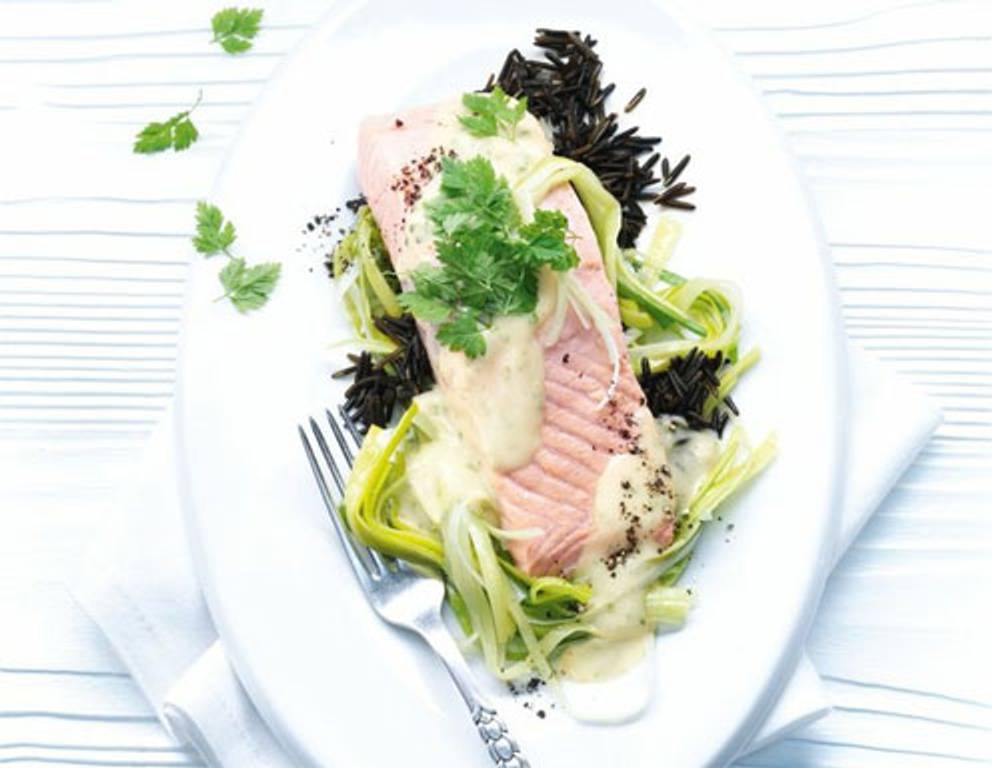Lachs mit Lauch an Weißweinsauce aus dem Dampfgarer Lachs mit Lauch an Weißweinsauce aus dem Dampfgarer